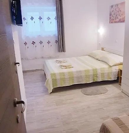 Close To Sandy ספליט